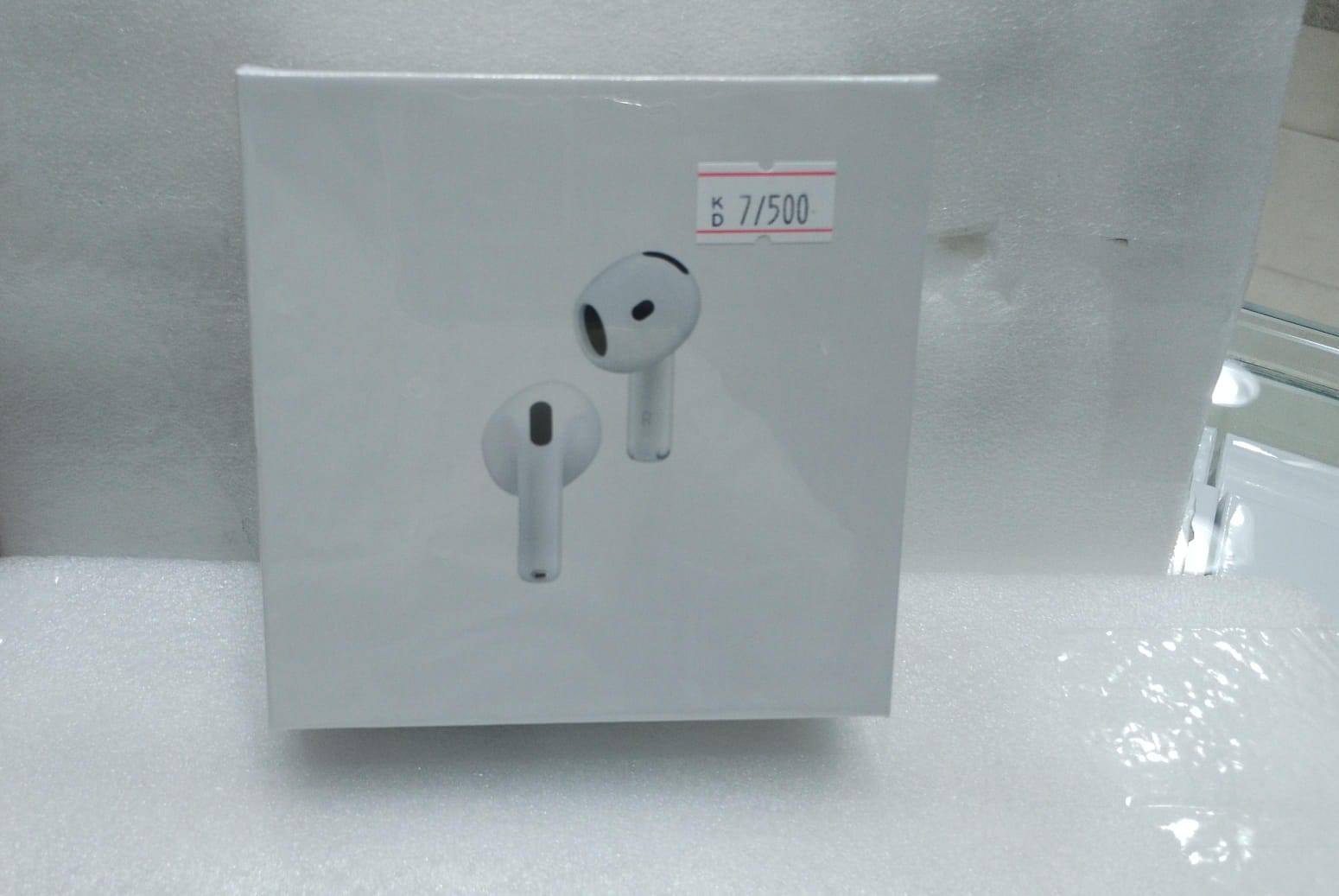 T106 WHITE AIRPODS